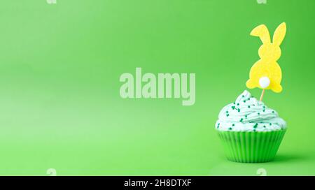 Cupcake mit Topper Silhouette von osterhase isoliert auf grünem Hintergrund. Osteressen Konzept Süßigkeiten, Grußkarten Banner für Ostern. Kopie en Stockfoto