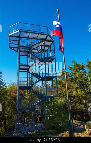 Nova Gorica, Slowenien - Nov 23rd 2021. Ein Aussichtsturm auf dem Gipfel des Skabrijel bei Nova Gorica in der Region Primorska im Westen Kroatiens Stockfoto