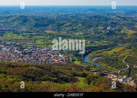 Die westslowenische Stadt Nova Gorica von den Hängen des Skabrije-Gebirges aus gesehen. Der Soca River befindet sich auf der rechten Seite Stockfoto