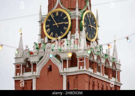 Weihnachtsbeleuchtung auf dem Roten Platz in Moskau, Neujahrsfeier in Russland. Festliche Lichter auf dem Hintergrund des Kremlturms Stockfoto