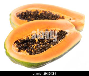 Zwei Hälften Papaya mit isolierten Körnern auf weißem Hintergrund Stockfoto