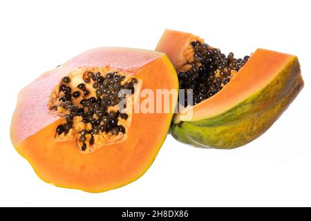 Zwei Papaya-Stücke isoliert auf weißem Hintergrund Stockfoto