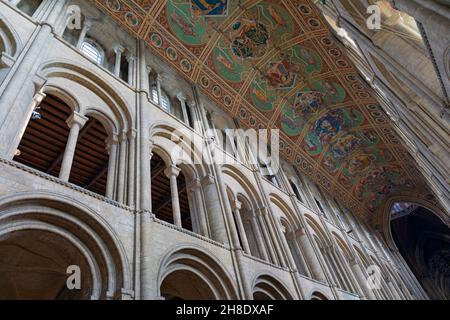 England, Cambridgeshire, Ely Cathedral, Innenansicht der dramatischen gemalten Decke über dem Kirchenschiff Stockfoto