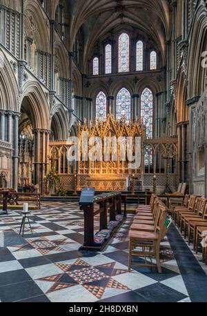 England, Cambridgeshire, Ely Cathedral, Innenansicht mit kunstvollen Bögen und Steinbildschirmung in der Nähe des Schreins von St. Etheldreda Stockfoto