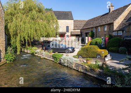 Das Cotswold Motoring Museum & Toy Collection am River Windrush im Cotswold-Dorf Bourton on the Water, Gloucestershire, Großbritannien. Stockfoto