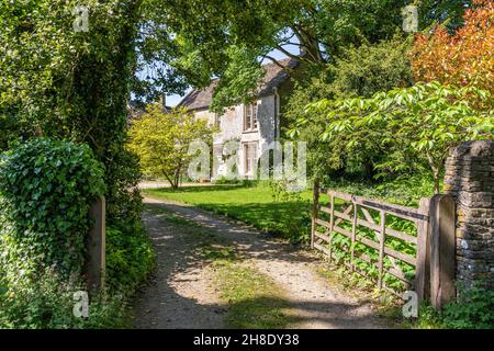 Ein traditionelles altes Bauernhaus aus Stein im Cotswold-Dorf Cold Aston (aka Aston Blank), Gloucestershire, Großbritannien