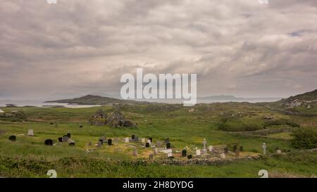 St. Colman's Monastery und Friedhof auf Inishbofin Island, Grafschaft Galway im Westen Irlands. Stockfoto