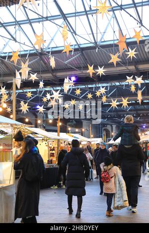 Der Weihnachtsmarkt von Canopy in der Nähe des Granary Square am Kings Cross, im Norden von London, Großbritannien Stockfoto