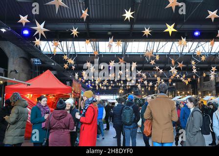 Der Weihnachtsmarkt von Canopy in der Nähe des Granary Square am Kings Cross, im Norden von London, Großbritannien Stockfoto