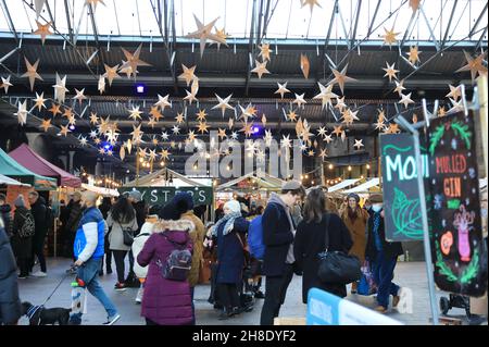 Der Weihnachtsmarkt von Canopy in der Nähe des Granary Square am Kings Cross, im Norden von London, Großbritannien Stockfoto