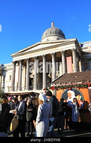 Der Weihnachtsmarkt vor der National Gallery am Trafalgar Square im Zentrum von London, 2021, Großbritannien Stockfoto