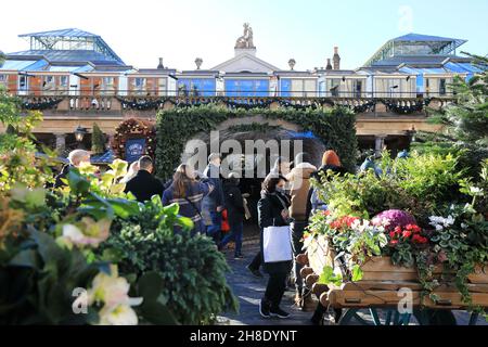 Weihnachtseinkäufer im farbenfrohen Covent Garden im November 2021 im Zentrum von London, Großbritannien Stockfoto