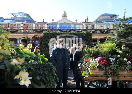 Weihnachtskäufer in Masken in Covent Garden 2021, im Zentrum von London, Großbritannien Stockfoto