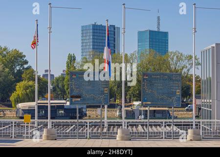 Belgrad, Serbien - 04. Oktober 2021: Karten der Donau-Route am Passagierterminal des Flusshafens. Stockfoto