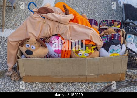 Belgrad, Serbien - 13. November 2021: Viele neue Jacke Pack it Haustiere Plüschspielzeug in Box auf dem Straßenmarkt. Stockfoto