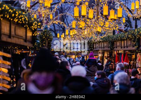 Köln, Deutschland. 29th. November 2021. Besucher spazieren durch den Weihnachtsmarkt am Alten Markt. Die Weihnachtsmärkte in Köln sind nach den Regeln von 2G für Besucher geöffnet. Quelle: Rolf Vennenbernd/dpa/Alamy Live News Stockfoto