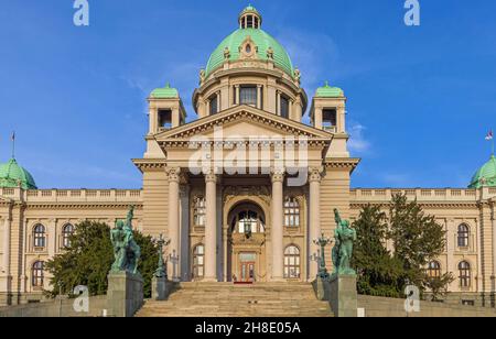Belgrad, Serbien - 14. November 2021: Nationalversammlung der Republik Serbien Regierungsgebäude Haupteingang. Stockfoto