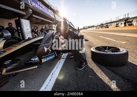 Mecaniciens Mechaniker, DS Techeetah, DS E-Tense FE21 Boxenstopp während des Vorsaison-Tests der FIA Formel-E-Weltmeisterschaft 2021-22, auf dem Circuit Ricardo Tormo vom 28. November bis 2. Dezember 2021 in Valencia, Spanien - Foto Germain Hazard / DPPI Stockfoto