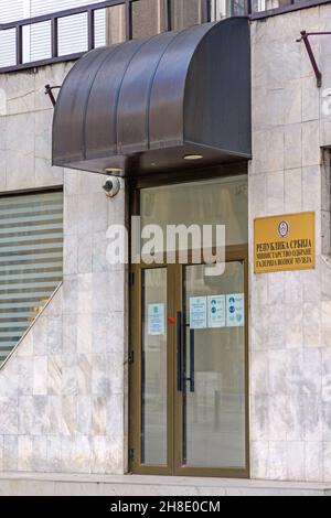 Belgrad, Serbien - 25. November 2021: Eingang zur Militärmuseum Galerie Verteidigungsministerium Gebäude. Stockfoto