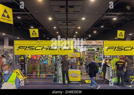 Belgrad, Serbien - 25. November 2021: Wintersport Ski-Ausrüstung Tourismus und Erholung Expo Zim in der Messehalle. Stockfoto