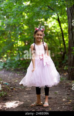 Portrait von entzückenden Kind im natürlichen Waldpark. Stockfoto