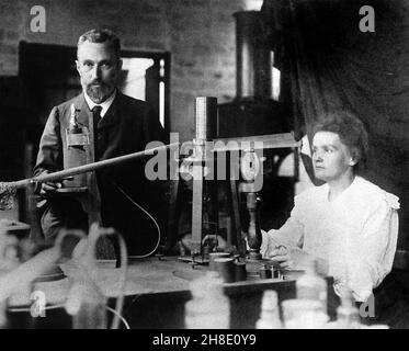 Pierre und Marie Curie. Die Nobelpreisträgerin Marie Skłodowska Curie (1867-1934) und ihr Mann Pierre Curie (1859-1906) in ihrem Labor. Foto aufgenommen c. 1904 Stockfoto