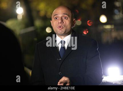 Gesundheitsminister Sajid Javid spricht mit den Medien vor dem Impfzentrum in Guys und dem St. Thomas Hospital im Zentrum von London. Herr Javid berief ein dringendes Treffen von G7 Gesundheitsministern ein, um über die Omicron-Variante zu diskutieren und darüber, was in den kommenden Wochen noch getan werden kann. Bilddatum: Montag, 29. November 2021. Stockfoto