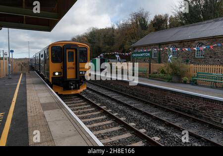 Okehampton, Devon, England, Großbritannien. 2021. Der Zug der Dartmoor-Linie am Bahnhof Okehampton, am Ende der Linie, wurde kürzlich für einen Besuch in Dartmoor, Großbritannien, wiedereröffnet. Stockfoto