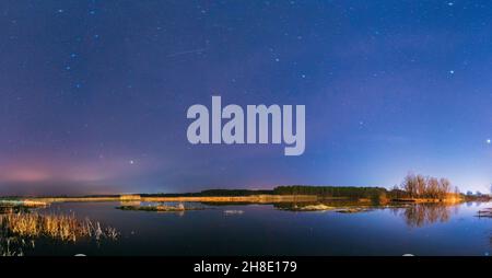 Weißrussland, Osteuropa. Nacht Himmel Sterne Über Landschaft Landschaft Mit Fluss. Natürlicher Sternenhimmel Über Dem Lake Pond In Der Frühen Frühlingsnacht. Russisch Stockfoto