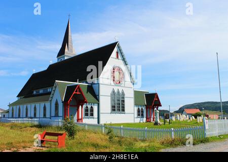 St. Paul's Anglican Church, Trinity, Neufundland, Sommer. Sonniger Tag, blauer Himmel mit heller, wispiger Wolke. Stockfoto