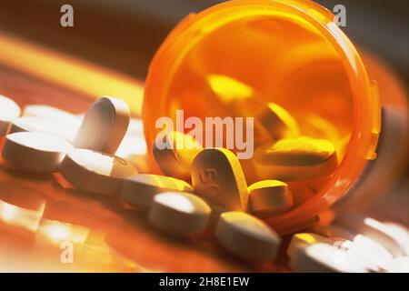 Medikation. Pillen Schmerzmittel verschütten aus geöffnetem Behälter oder Flasche. Medikamente, Pharmazeutisches Gesundheitswesen verordnete Behandlung Medikamente. Krankheit. USA Stockfoto