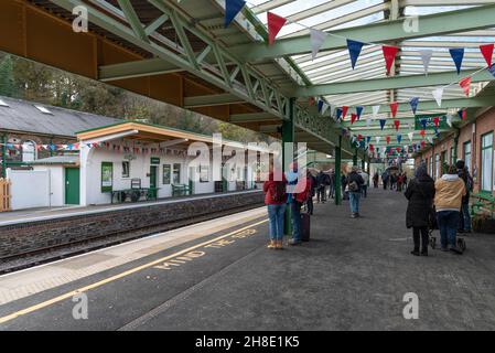 Okehampton, Devon, England, Großbritannien. 2021. Okehampton Station, mit Passagieren, die auf den Zug der Dartmoor-Linie auf dem kürzlich wiedereröffneten Bahnhof in D warten Stockfoto