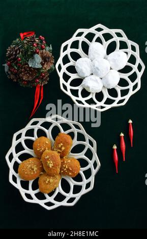 Melomakarona und Kourabiedes, traditionelle griechische weihnachtsbonbons Stockfoto