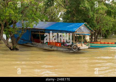 KAMPONG PHLUK, KAMBODSCHA - 13. Aug 2017: Ein schwimmendes Geschäft, das Lebensmittel und Lebensmittel im schwimmenden Dorf Kampong Phluk, Tonle SAP River, in der Nähe von Sie verkauft Stockfoto