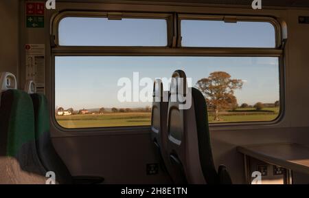 Devon, England, Großbritannien. 2021. Sitzplätze im Personenzug mit Aussicht, wenn der Zug die Landschaft von Devonshire entlang der Dartmoor-Linie passiert. Stockfoto