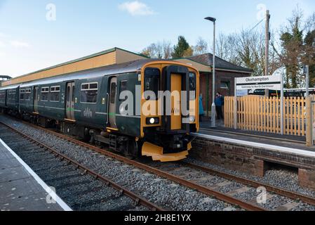 Okehampton, Devon, England, Großbritannien. 2021. Der Zug der Dartmoor-Linie am Bahnhof Okehampton, am Ende der Linie, wurde kürzlich für einen Besuch in Dartmoor, Großbritannien, wiedereröffnet. Stockfoto