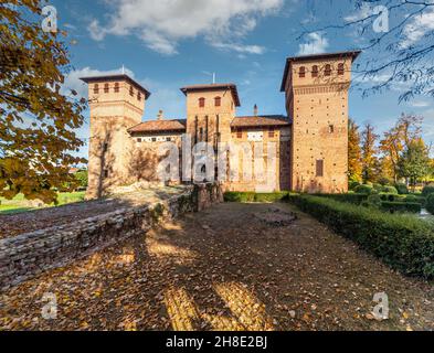 Cherasco, Cuneo, Italien - 27. Oktober 2021: Schloss Visconteo von Cherasco, erbaut vom feudalherrn Luchino Visconti im Jahr 1348 Stockfoto