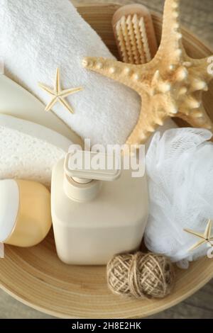 Konzept des Geschenks mit Schale Kosmetik, Nahaufnahme Stockfoto