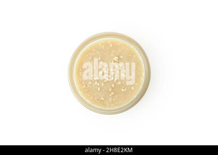 Tahini-Sauce in Schüssel isoliert auf weißem Hintergrund Stockfoto