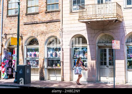 NEW ORLEANS, LA, USA - 5. SEPTEMBER 2020: Tourist Shopping in der Decatur Street im French Quarter Stockfoto