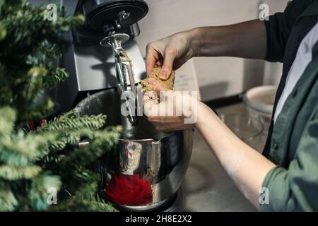 Teig für Lebkuchen kochen. Produkte und Zutaten auf dem Küchentisch bereit für die Herstellung von Weihnachts-Lebkuchen. Weihnachts-Lebkuchen zu Hause machen. Stockfoto