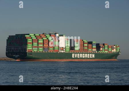 Evergreen Marine Corporation Containerschiff Ever Liberal, das aus dem Hafen von Los Angeles fährt. Stockfoto
