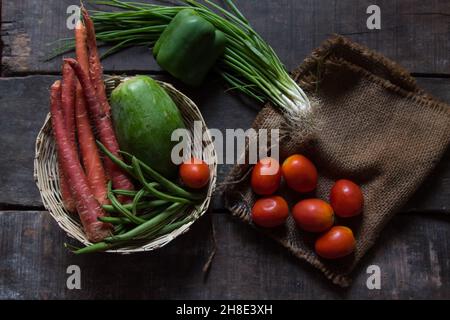 Farm frisches Gemüse auf einem hölzernen Hintergrund. Stockfoto