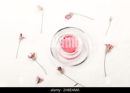 Abstraktes kosmetisches Labor. Hausgemachtes natürliches Creme-Gel auf weißem Hintergrund organischer Flachs. Naturkosmetik für Pflege, Homöopathie. Flach, Oberteil Stockfoto
