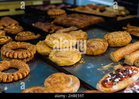 Typisch griechisches süßes Straßengebacken in einem Vorratsraum eines griechischen Gebäcks. Stockfoto