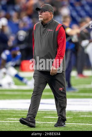 Indianapolis, Indiana, USA. 28th. November 2021. Tampa Bay Buccaneers Cheftrainer Bruce Arians während des Vorspiels der NFL-Fußballspiele zwischen den Tampa Bay Buccaneers und den Indianapolis Colts im Lucas Oil Stadium in Indianapolis, Indiana. Tampa Bay besiegte Indianapolis 38-31. John Mersits/CSM/Alamy Live News Stockfoto