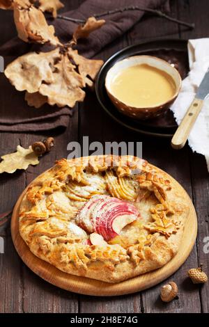 vollkorngallet mit Apfel und Birne, serviert mit Kaffee. Rustikaler Stil. Stockfoto