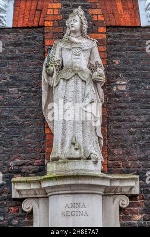 Anfang des 18th. Jahrhunderts, Grade-I-Denkmal der Königin Anne im Queen Anne's Gate, London. Stockfoto