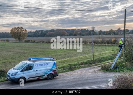 BT OpenReach Ingenieur, der an einer Linie im ländlichen Norfolk-Land arbeitet. Stockfoto