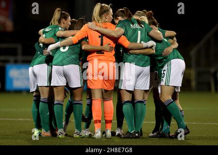Nordirland-Spieler spielen vor dem Qualifikationsspiel der FIFA Frauen-Weltmeisterschaft 2023 in Seaview, Belfast. Bilddatum: Montag, 29. November 2021. Stockfoto